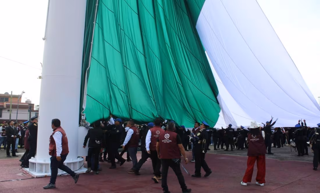 Dedican izamiento de bandera a víctimas de La Concordia
