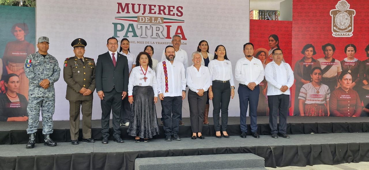 Conmemoran en Oaxaca el inicio del mes patrio con acto cívico en la Alameda de León