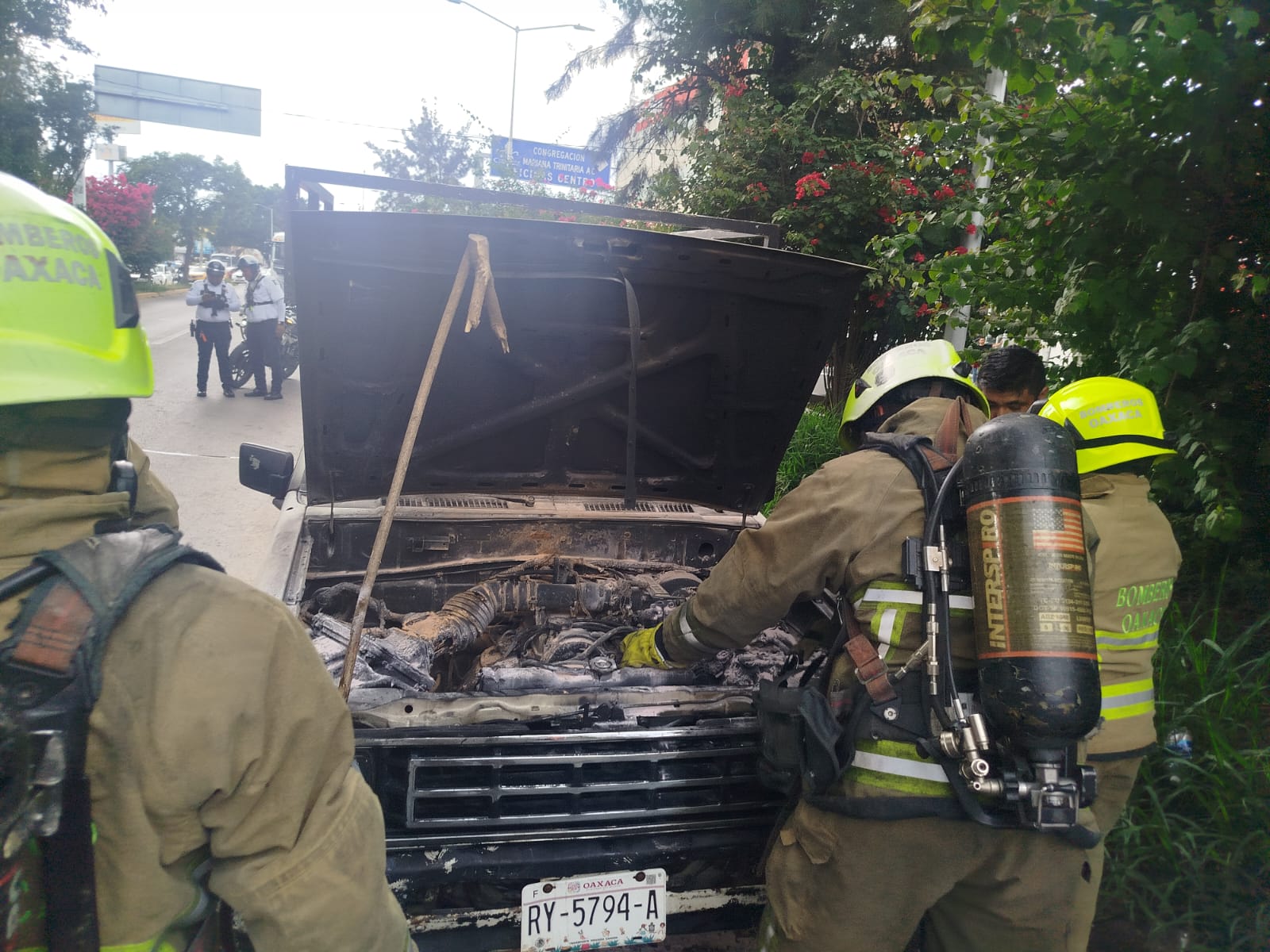Sofoca HCBO incendio de camioneta en Avenida Símbolos Patrios