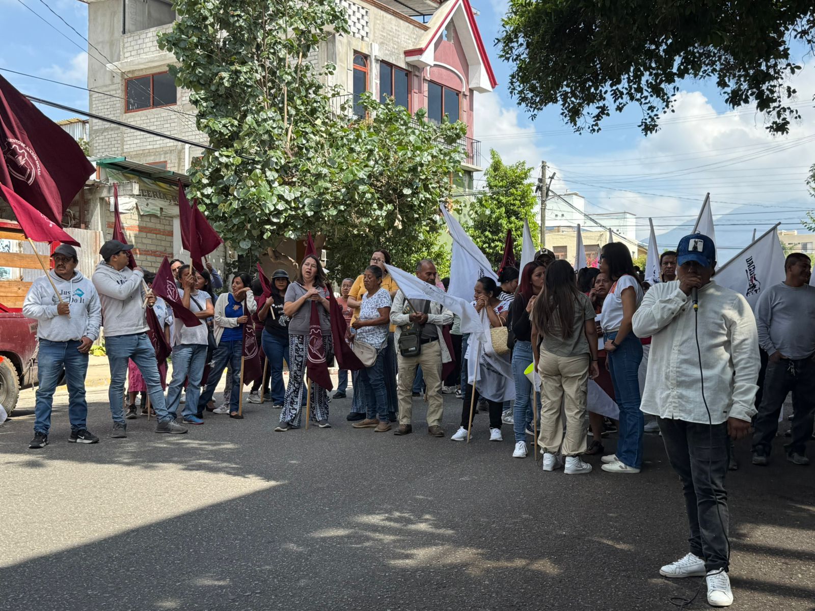 Confrontan familiares de víctimas a titular del IEEPCO por presunto encubrimiento