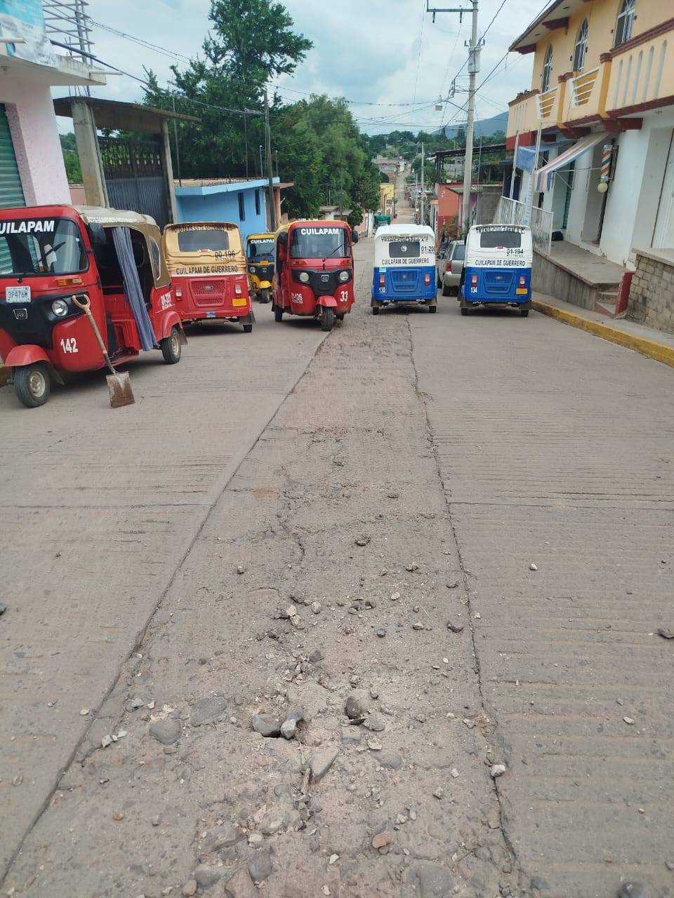Reparan mototaxistas calles de Cuilápam ante abandono municipal
