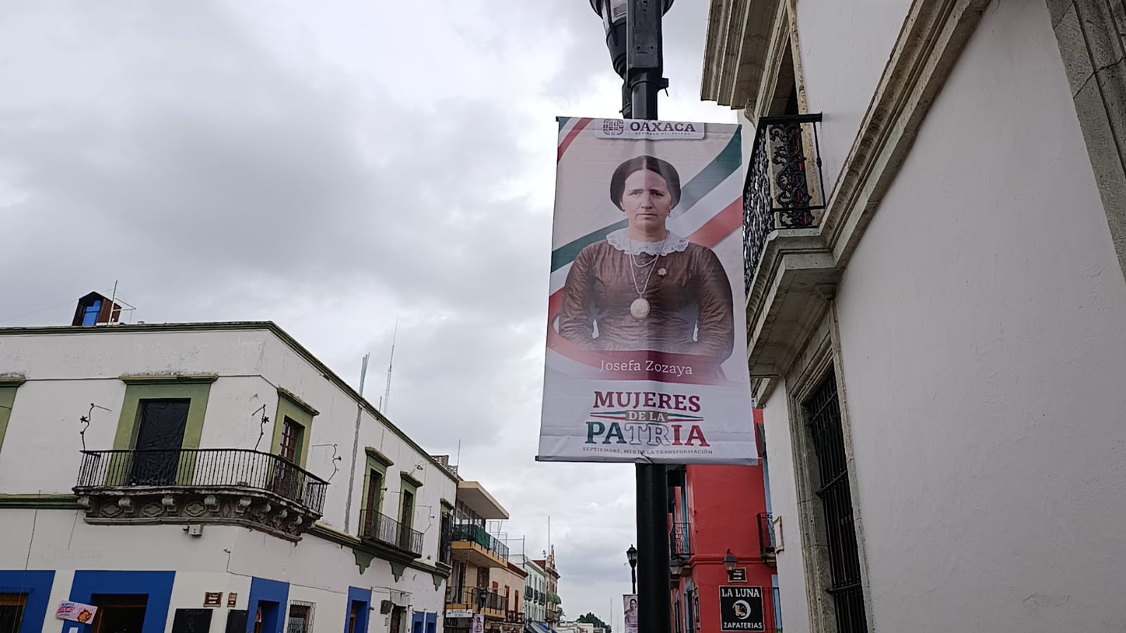 Rinden homenaje a Mujeres de la Patria con imágenes en las calles de Oaxaca