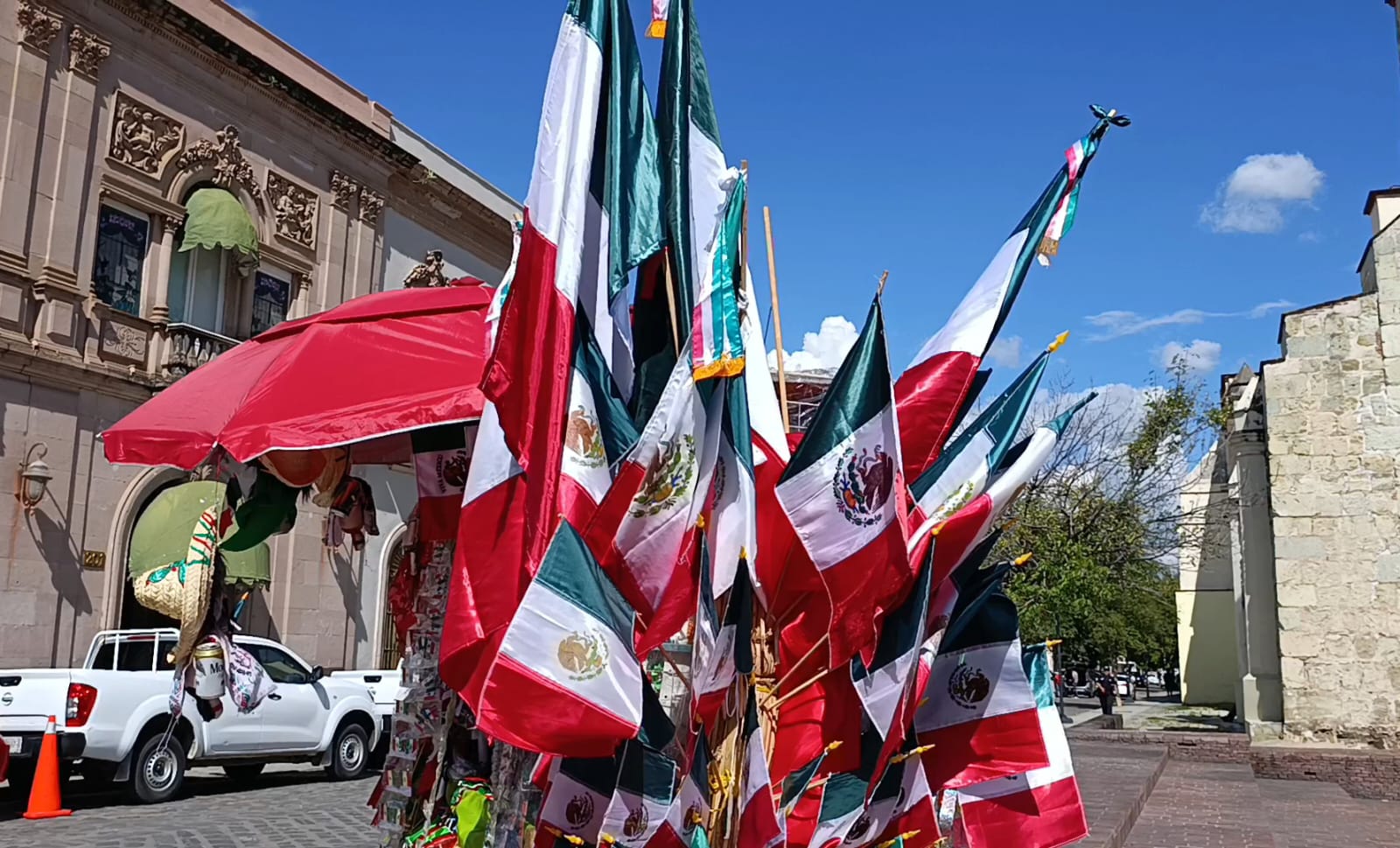 Banderas y rehiletes, lo más vendido en el mes patrio