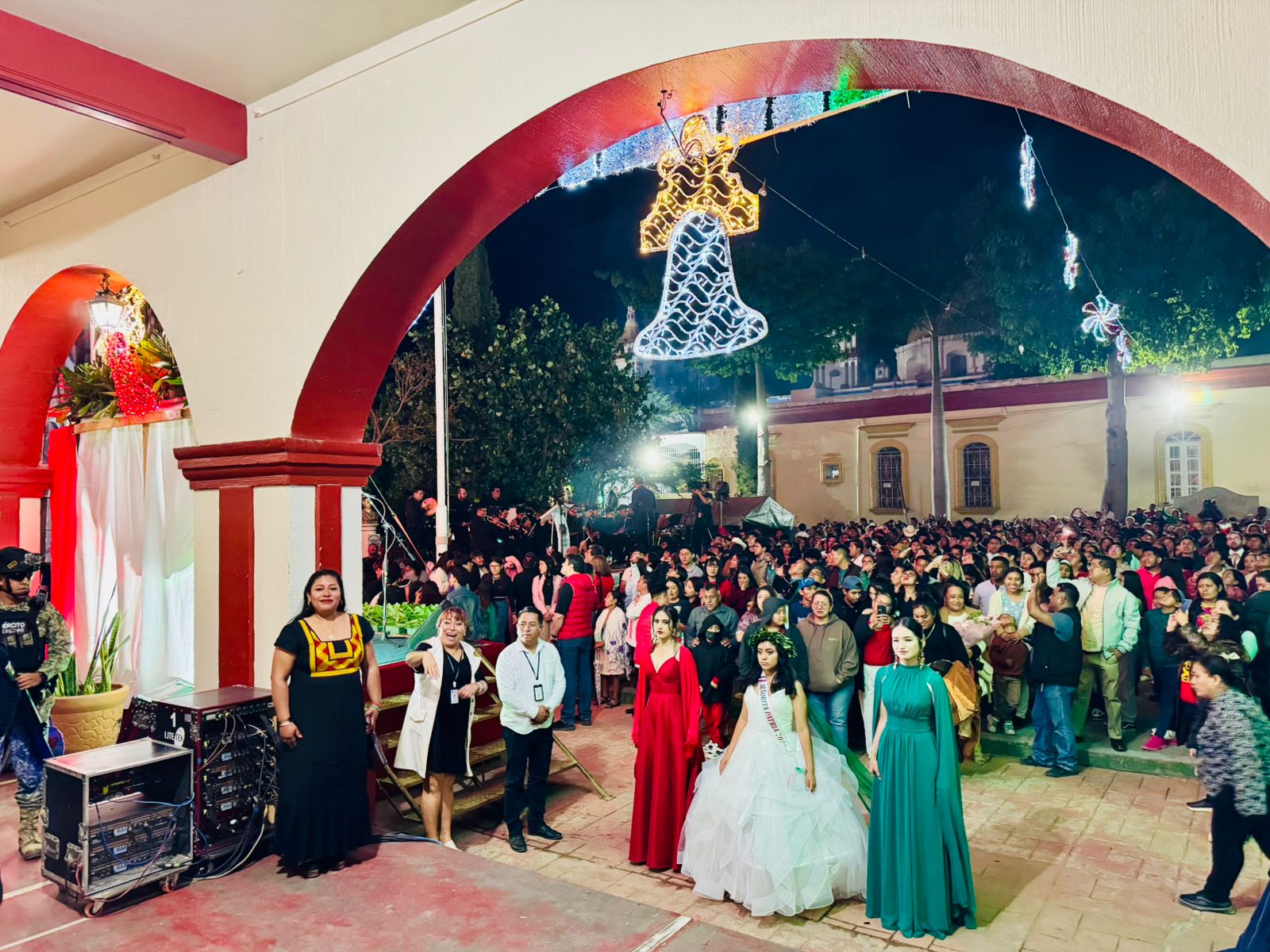 Disfrutaron familias oaxaqueñas la ceremonia del Grito de Independencia en un clima de paz