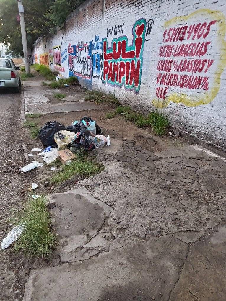 Exhiben a ciudadano por dejar basura en vía pública en Santa Cruz Amilpas