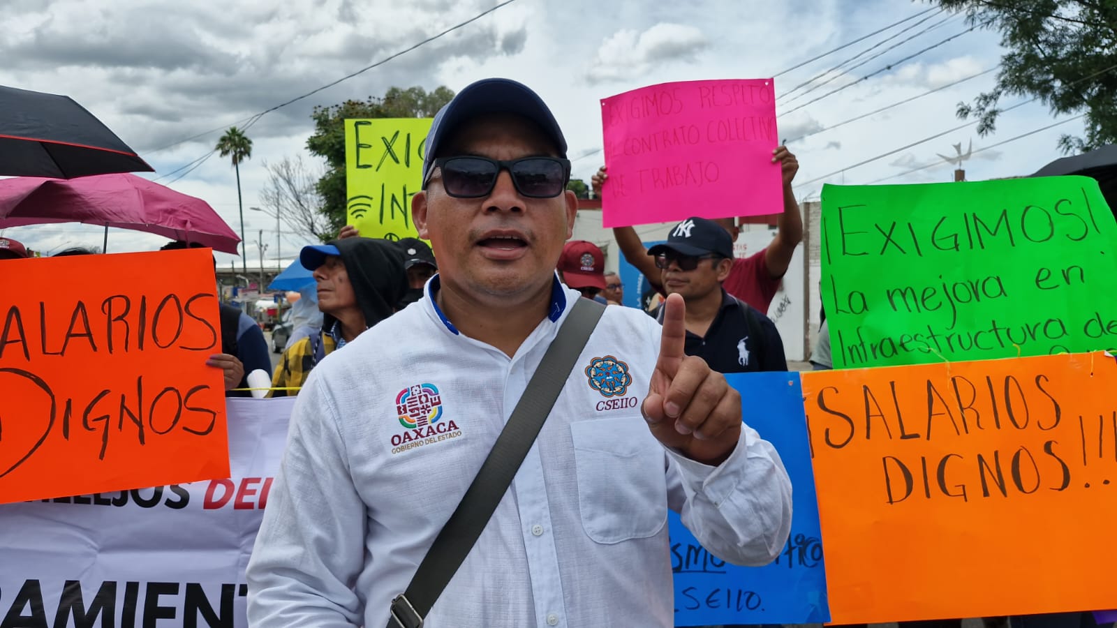 Exigen trabajadores del CSEIIO respeto a aumentos salariales y advierten huelga