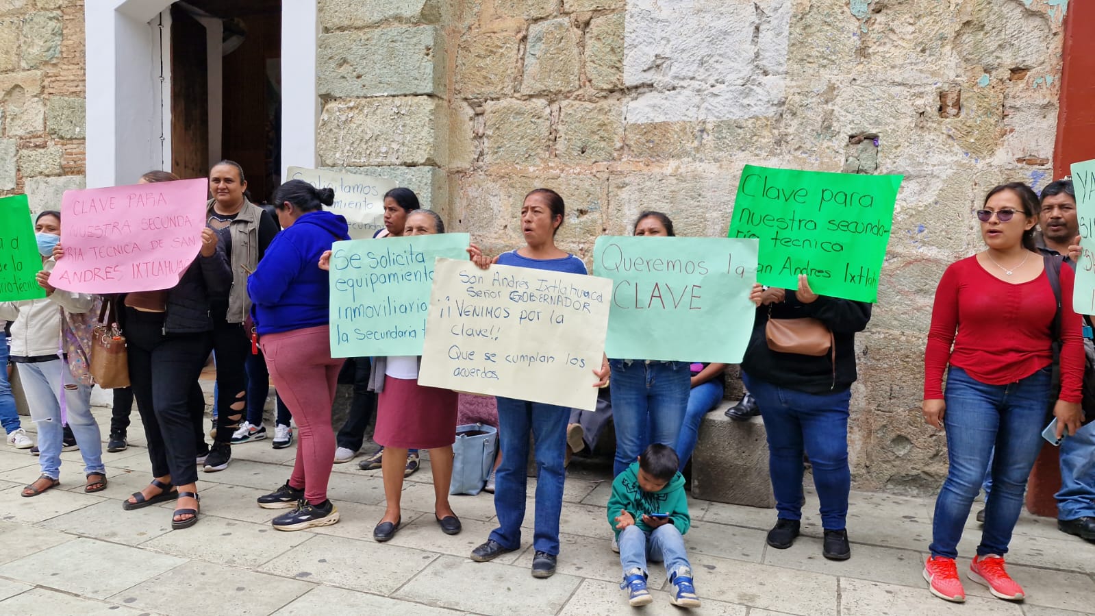 Protestan padres de San Andrés Ixtlahuaca por clave escolar retenida
