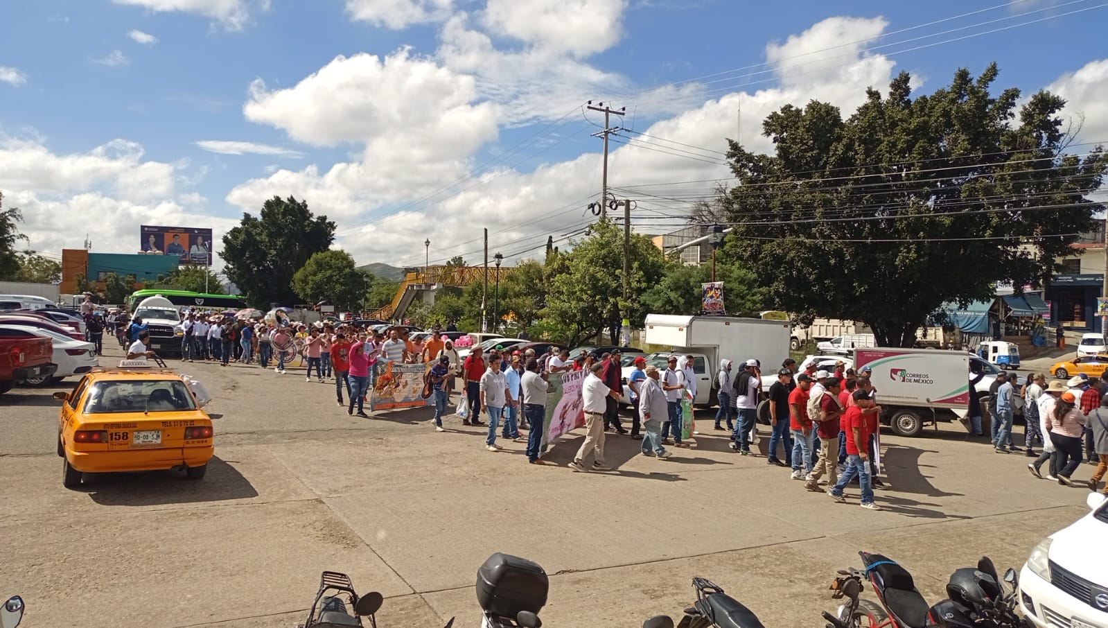 Causan caos vial ganaderos y artistas de rodeo en Oaxaca al marchar contra Ley de Protección Animal