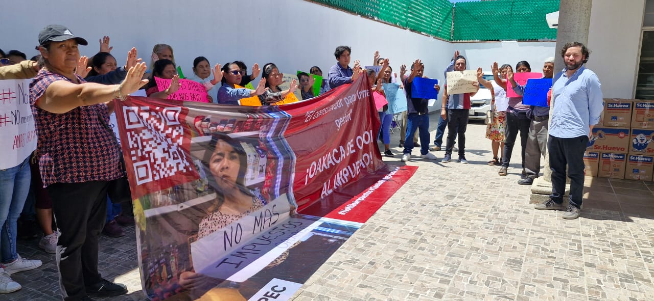 Protestan pequeños comerciantes contra el IEPS en oficinas del PVEM en Oaxaca