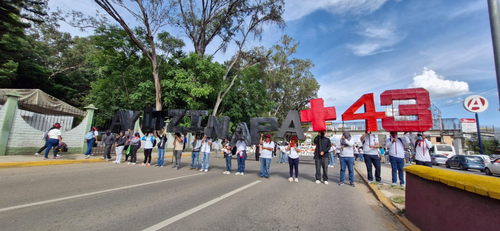 Normalistas de Oaxaca marchan por el 11 aniversario de Ayotzinapa