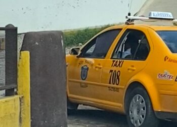 Exigen reparación de daños tras choque y fuga de taxista del Sitio Antequera