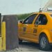 Exigen reparación de daños tras choque y fuga de taxista del Sitio Antequera