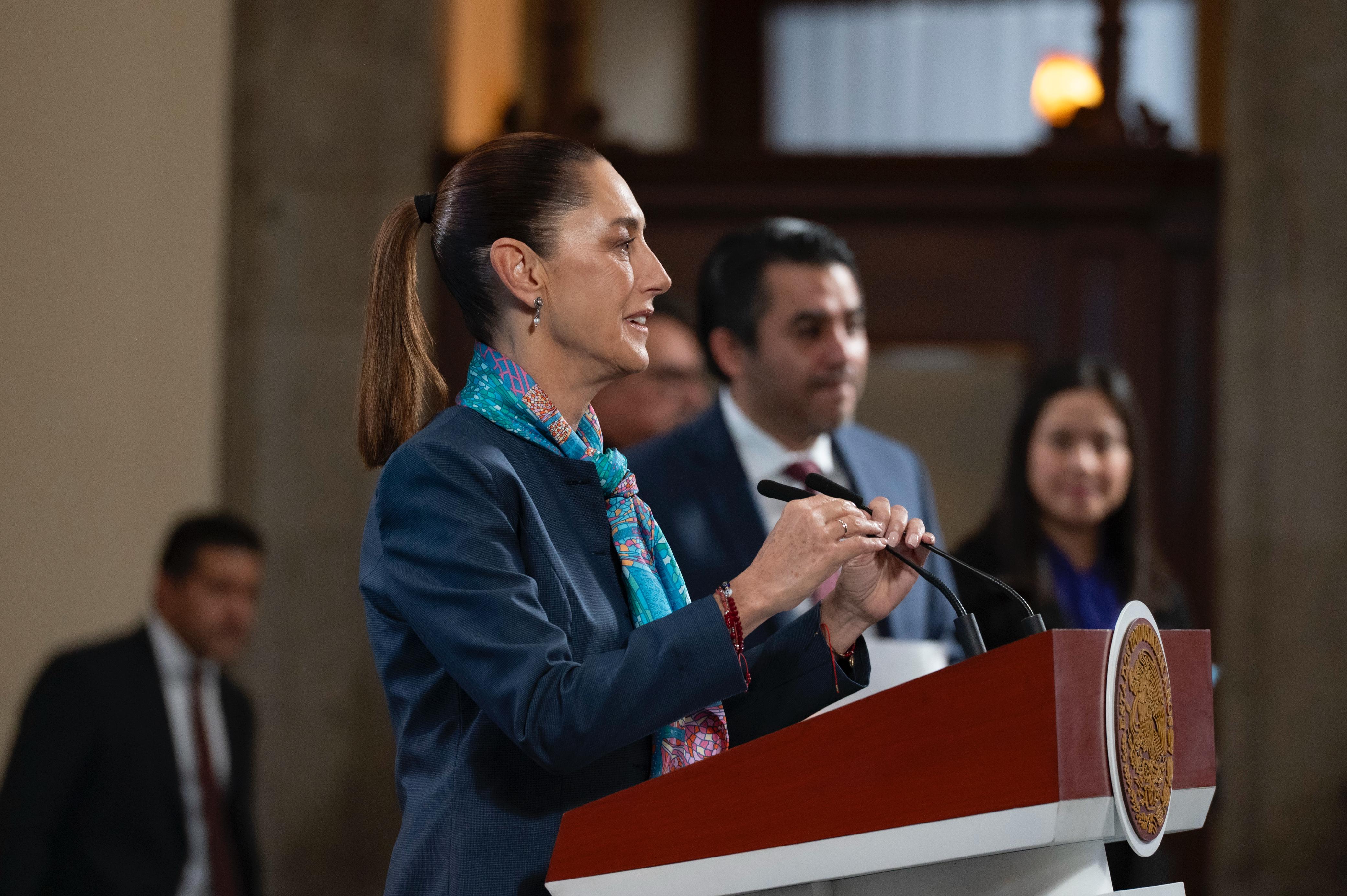 Conmemora México a mujeres indígenas con izamiento de bandera