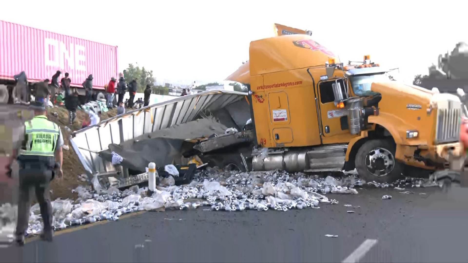 Volcó tráiler con 60 toneladas de cerveza en México-Pirámides