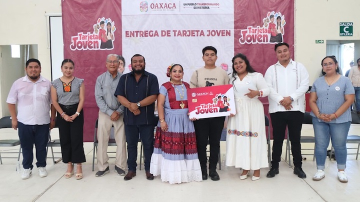 Entrega Gobierno del Estado 750 Tarjetas Joven en Juchitán de Zaragoza