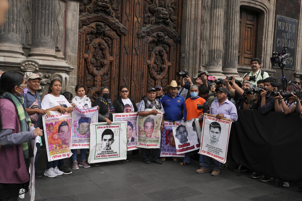 Presenta Sheinbaum avances en caso Ayotzinapa a padres de los 43
