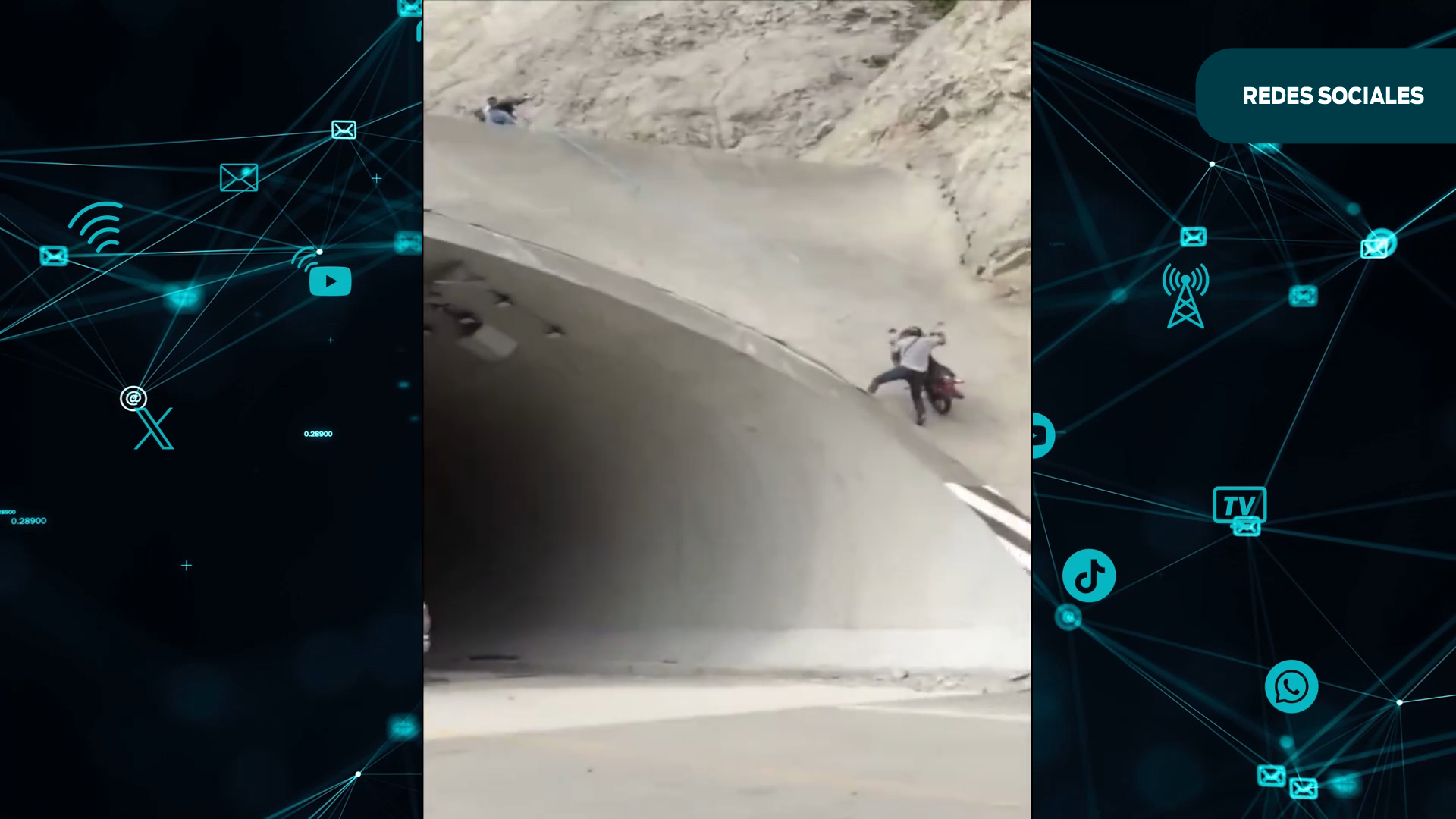 Sorprende motociclista al trepar el túnel “El Tornillo” colapsado por el Huracán Erick