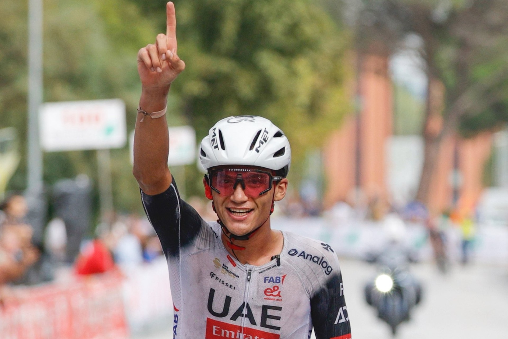 Arrasa Isaac del Toro en Coppa Sabatini con sprint final en Toscana