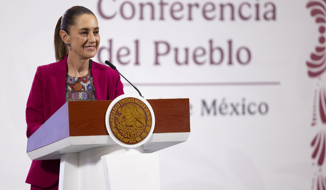 Cuauhtémoc, Ciudad de México, México, 18 de septiembre de 2025. 
La doctora Claudia Sheinbaum Pardo, presidenta Constitucional de los Estados Unidos Mexicanos en conferencia de prensa matutina, “Conferencia del Pueblo”, en el Salón Tesorería de Palacio Nacional. La acompañan Noemí Juárez Pérez, subsecretaria de Educación Pública, y enlace desde Apaseo el Grande, Guanajuato para dar el bandearazo de inicio de la construcción del tren Querétaro-Irapuato, Joao Parreira, CEO del Grupo Mota-Engil; Libia Dennise García Muñoz Ledo, gobernadora Constitucional del Estado de Guanajuato; Jesús Antonio Esteva Medina, secretario de Infraestructura, Comunicaciones y Transportes; Mauricio Kuri González, gobernador Constitucional del Estado de Querétaro y Andrés Lajous Loaeza, director general de la Agencia Reguladora del Transporte Ferroviario (ARTF). 
Foto: Presidencia