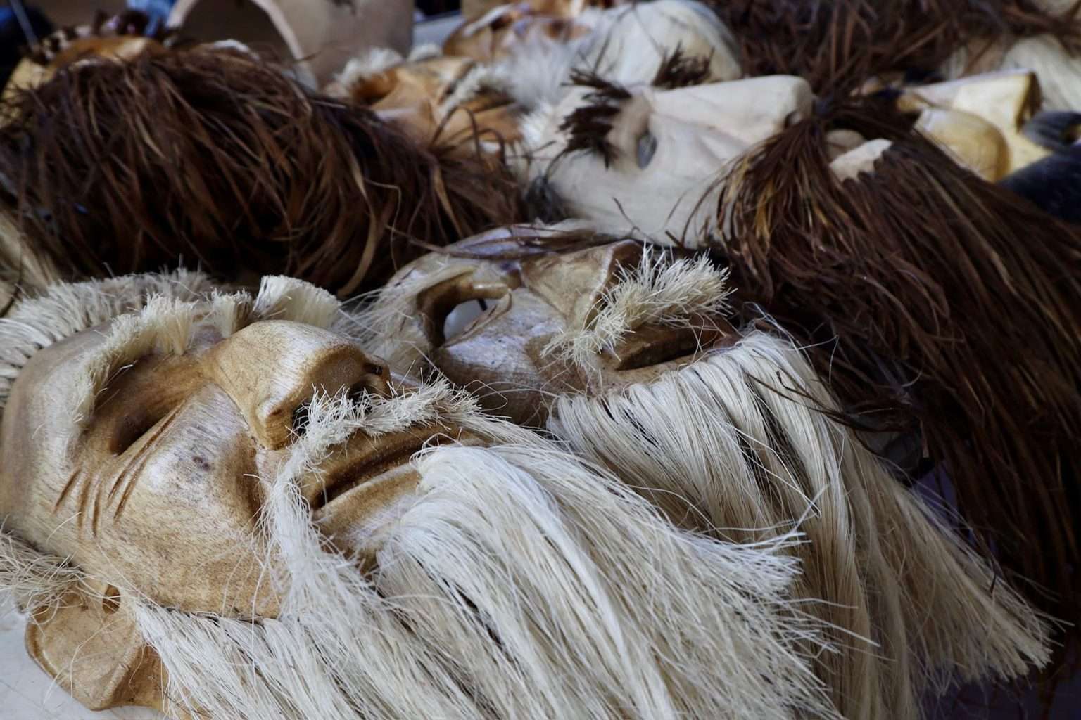 Preparan comunidades mazatecas rituales de huehuentones para Día de Muertos