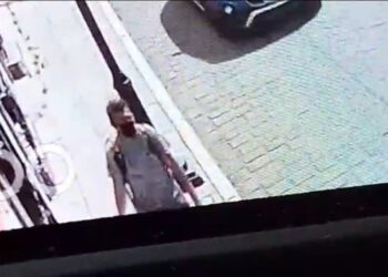 Sufre turista cristalazo en pleno Centro de Oaxaca; le roban maleta con pertenencias personales