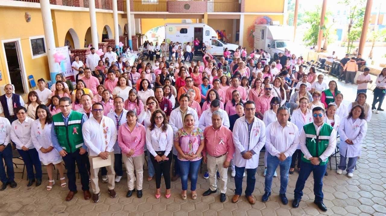 Fortalecen prevención de cáncer de mama con feria de salud en Santa María Atzompa