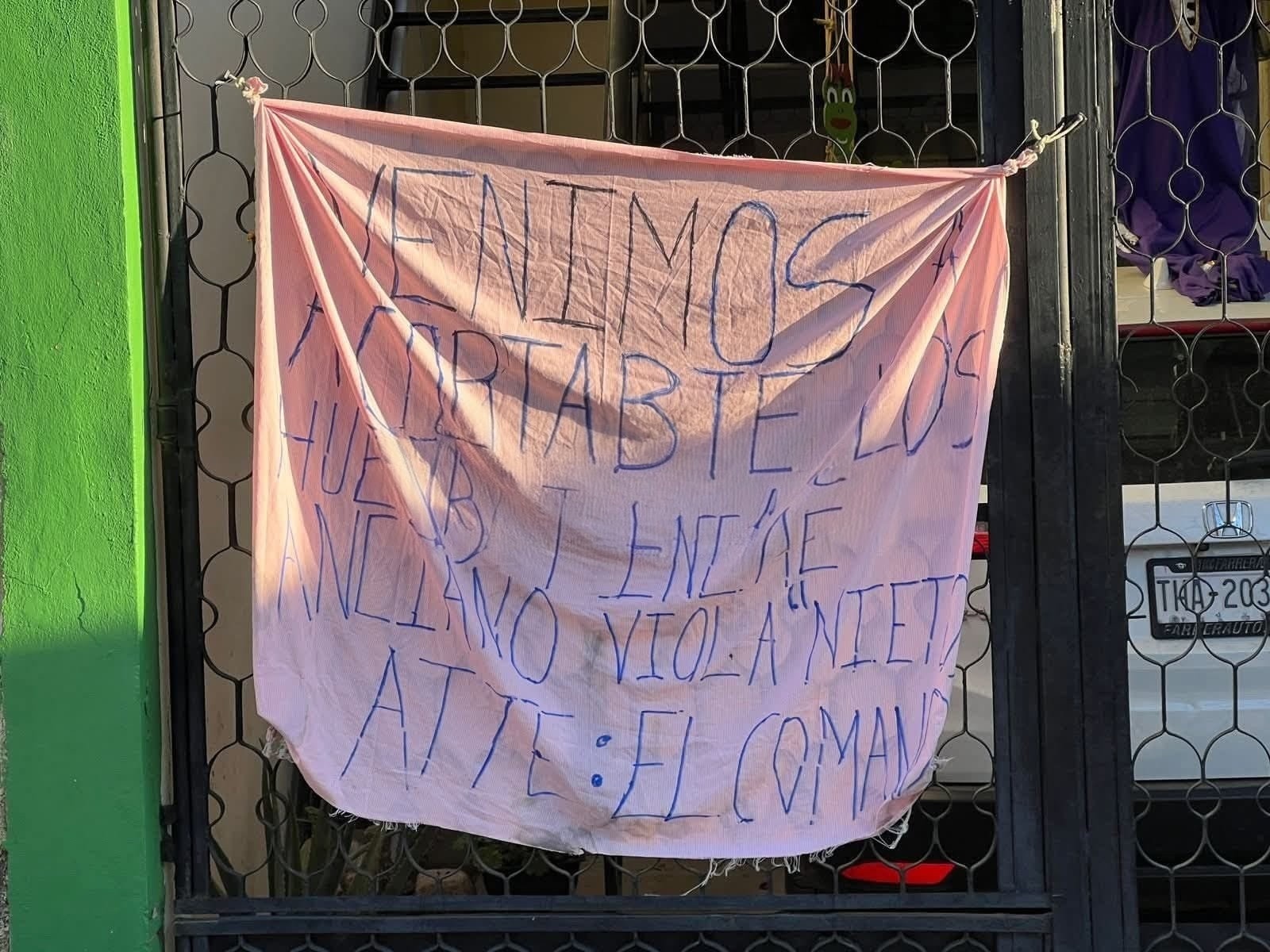 Colocan manta con amenazas contra presunto agresor en la colonia La Cascada