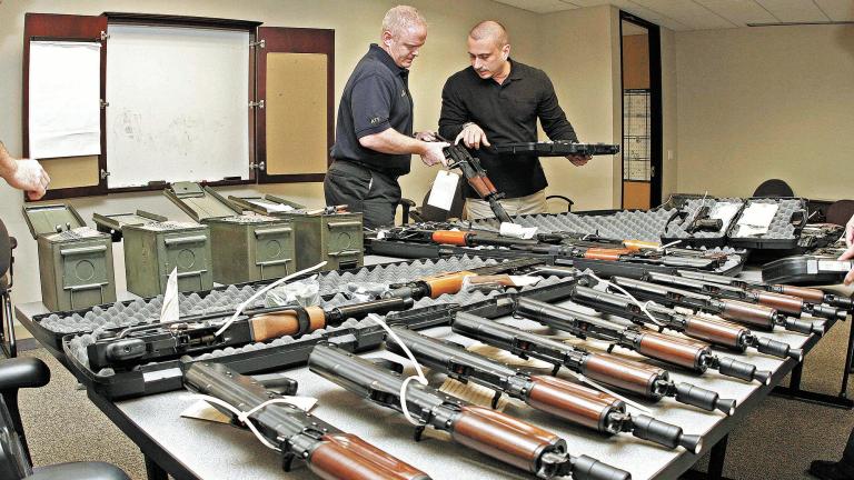 EU decomisa arsenal letal de 500 armas con rumbo a México