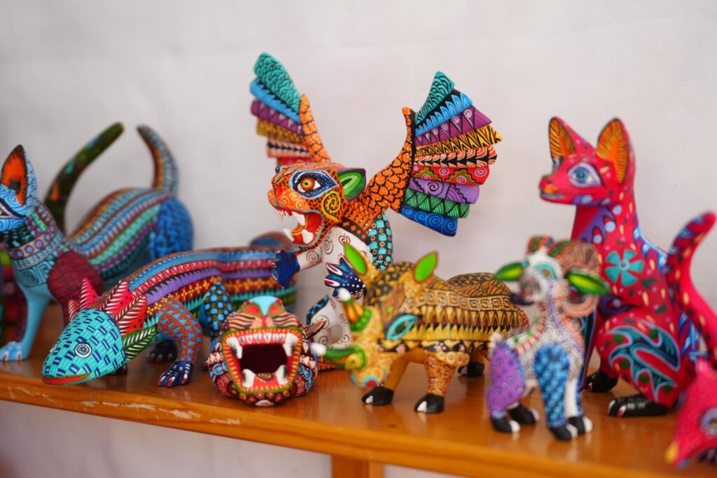 Exhiben artesanos de Arrazola la magia de los alebrijes en su feria 2025