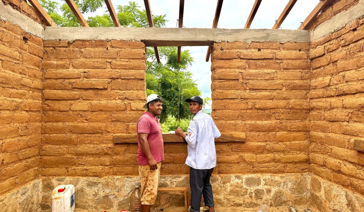 Reconstruyen hogares en Cacahuatepec sin ayuda oficial dos años tras Otis