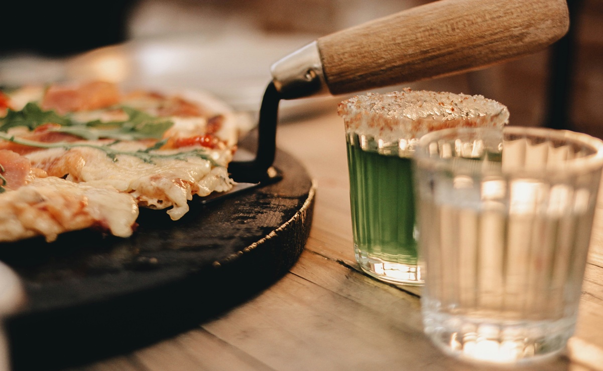 Reutilizan veladoras para disfrutar el mezcal en Oaxaca