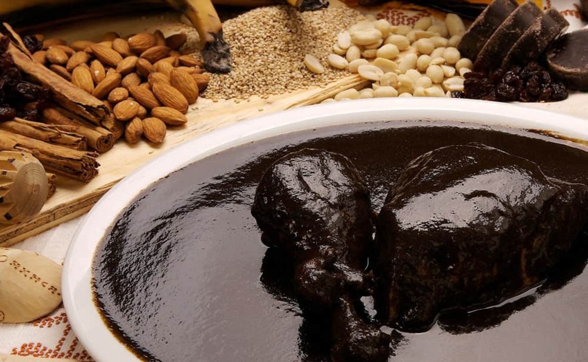 Preserva Santa María del Tule la tradición del mole negro durante las festividades oaxaqueñas