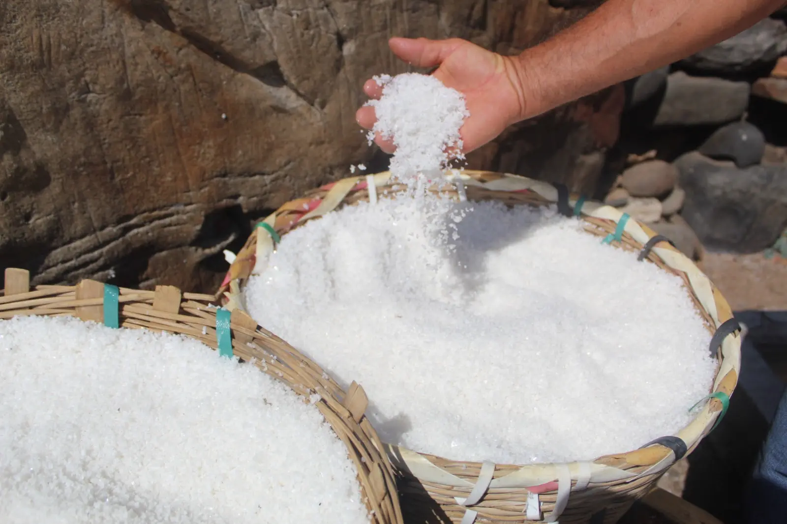 Resguarda Oaxaca herencia milenaria mediante la producción artesanal de sal en Tututepec