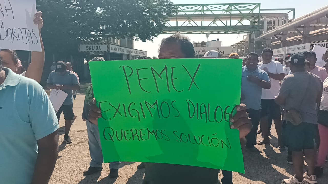 Protestan pescadores de Oaxaca contra Pemex por contaminación en Salinas del Marqués