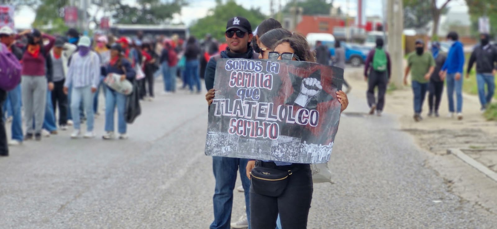 Marchan estudiantes en Oaxaca para conmemorar el 2 de octubre