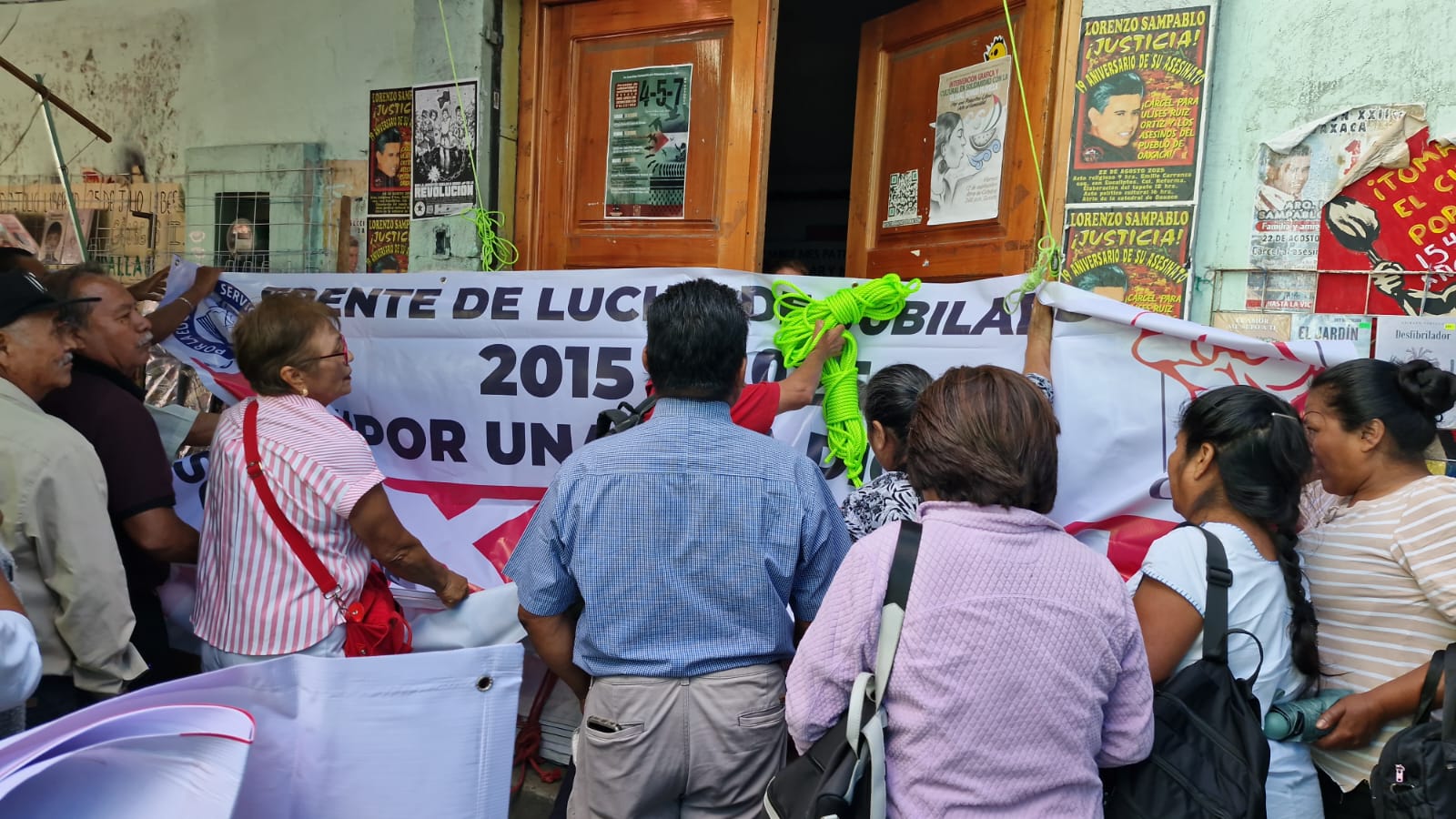 Toman jubilados edificio histórico de la Sección 22 en Oaxaca