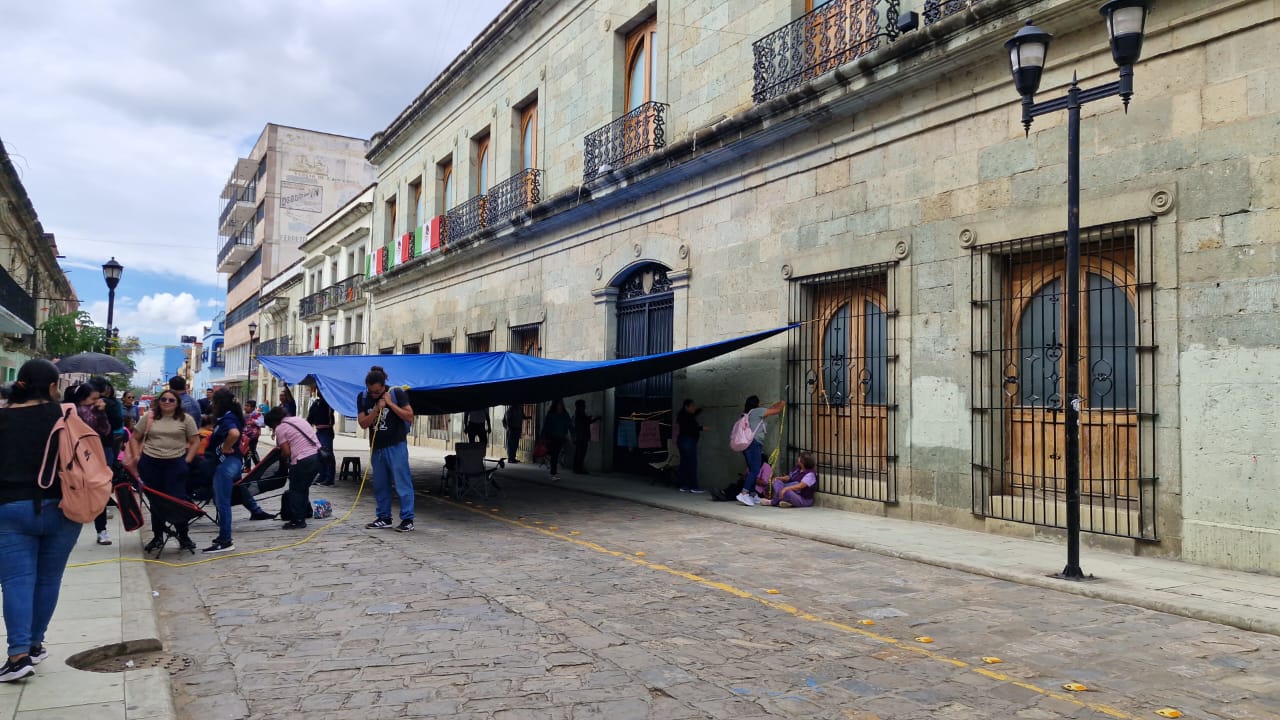 Exigen supervisores de Sección XXII apoyo en movilizaciones frente a Palacio de Gobierno