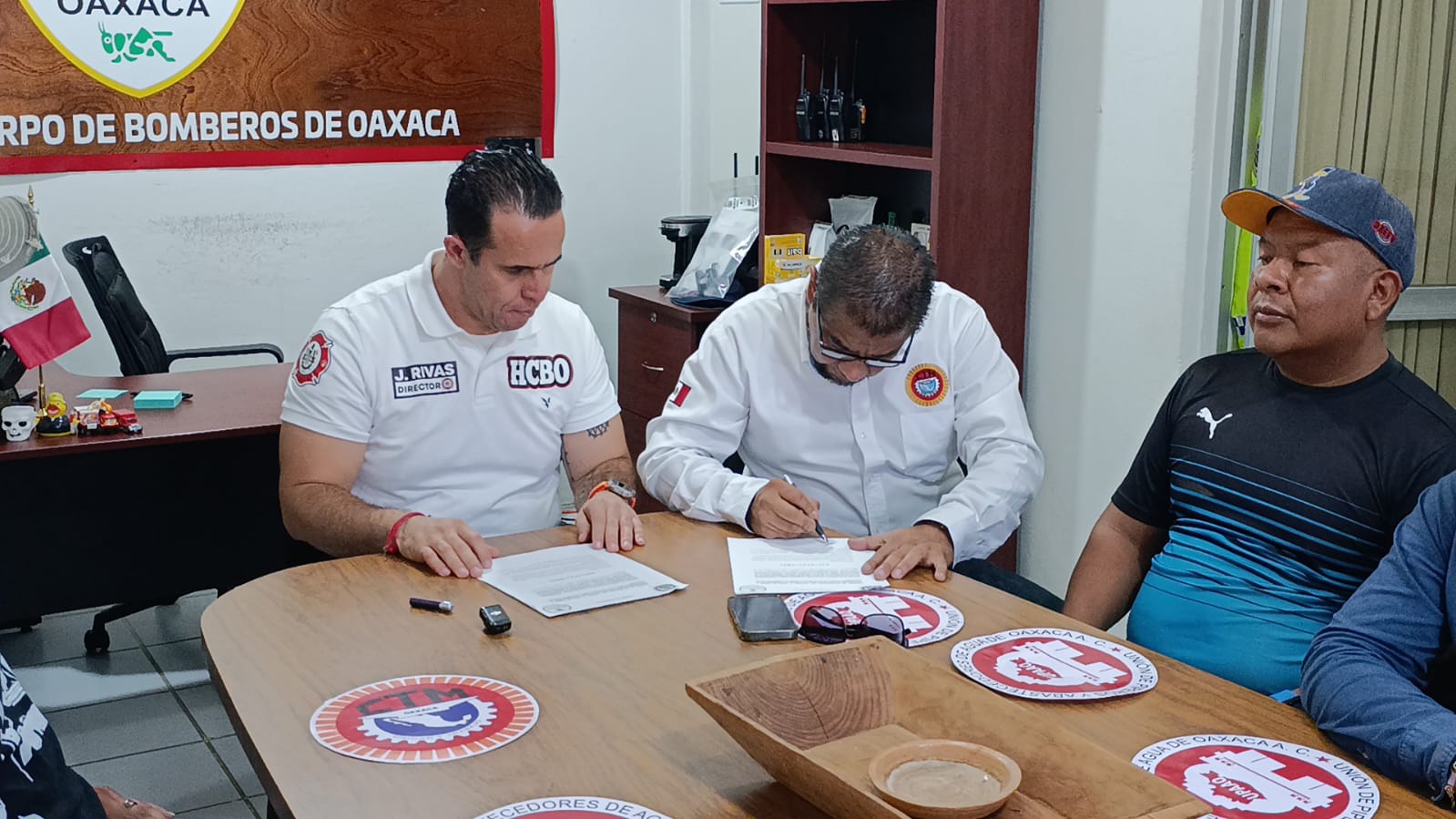 Firman convenio Bomberos y piperos de Oaxaca