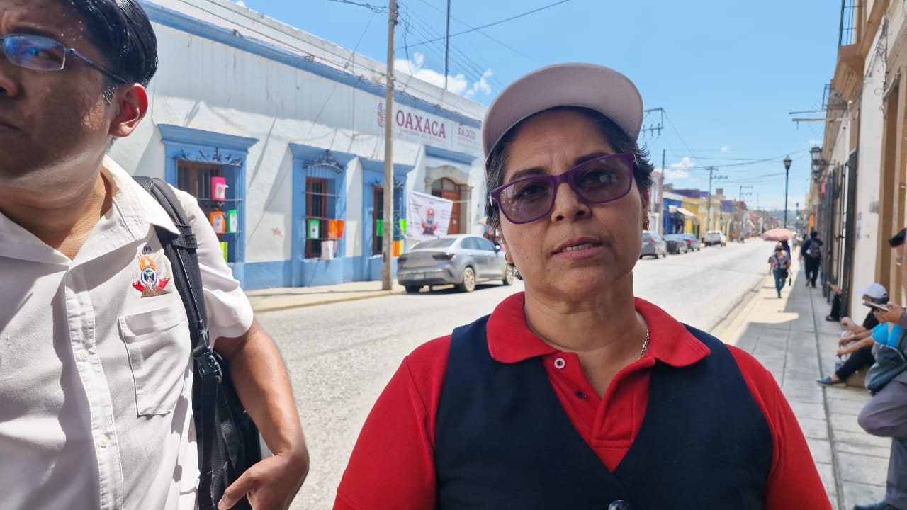Bloquean trabajadores de salud vialidad en Oaxaca