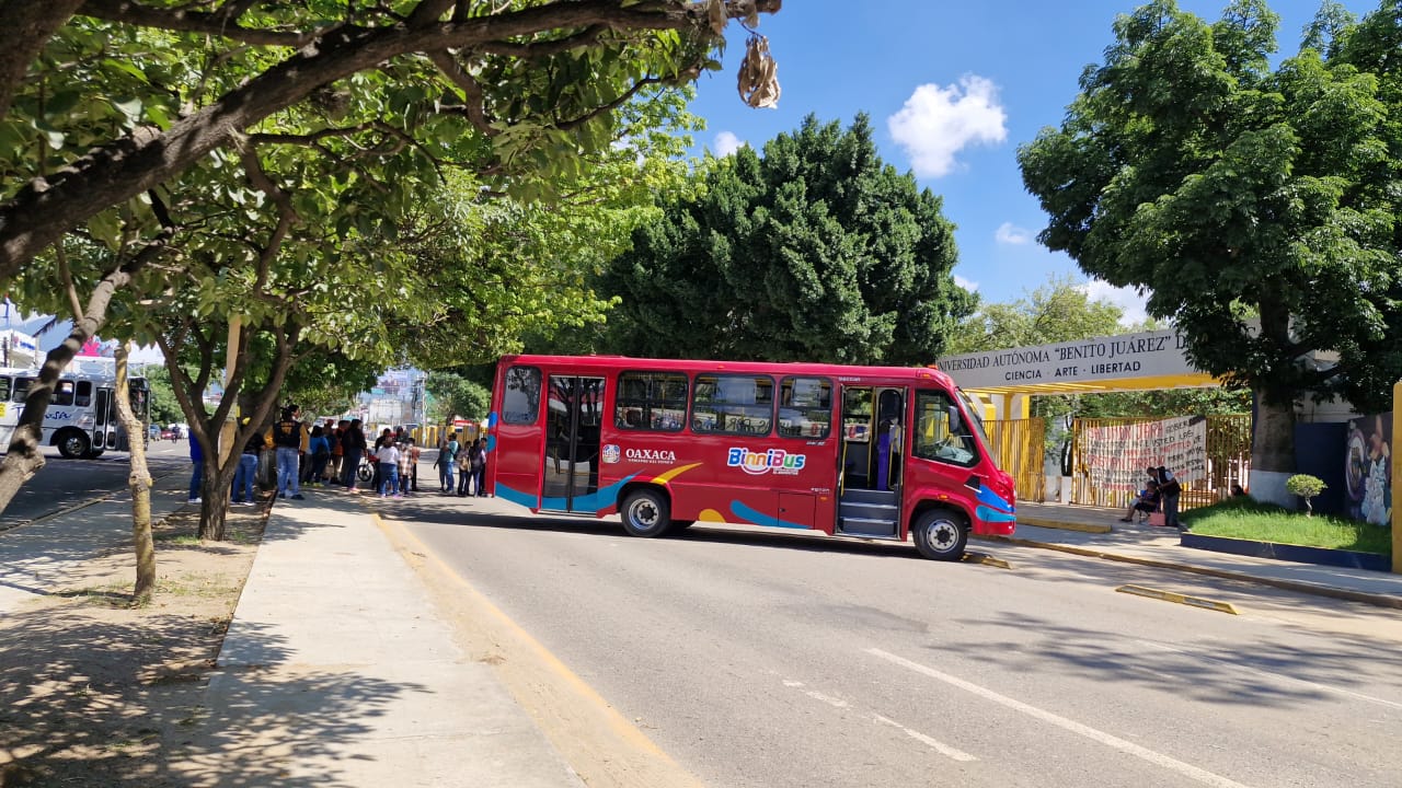 Sindicalistas de UABJO exigen salida de rector con bloqueo vial