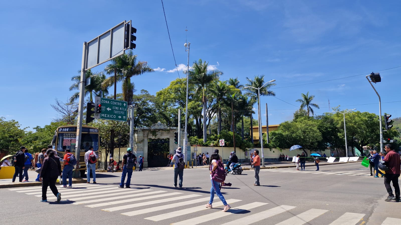 Bloquean Supervisores y jefes de sector de la Sección 22 el crucero de Fonapas