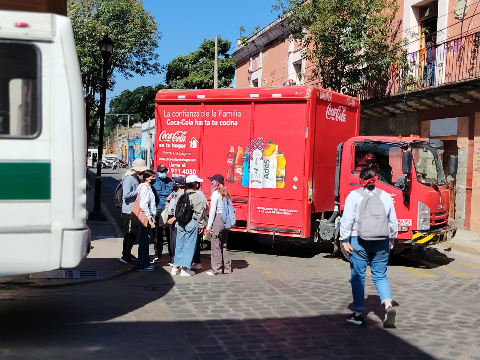 Normalistas de la ENEE bloquean vialidades en el Centro de Oaxaca y generan severo caos vehicular