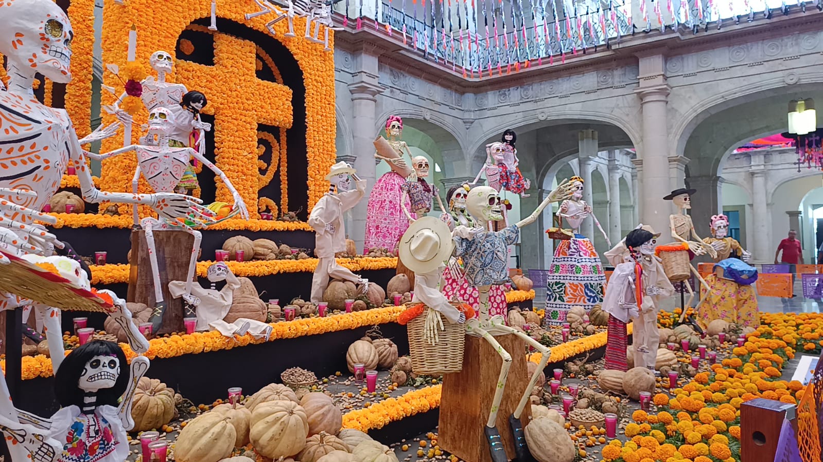 Exponen altar monumental y muestra fotográfica de Día de Muertos en Palacio de Gobierno