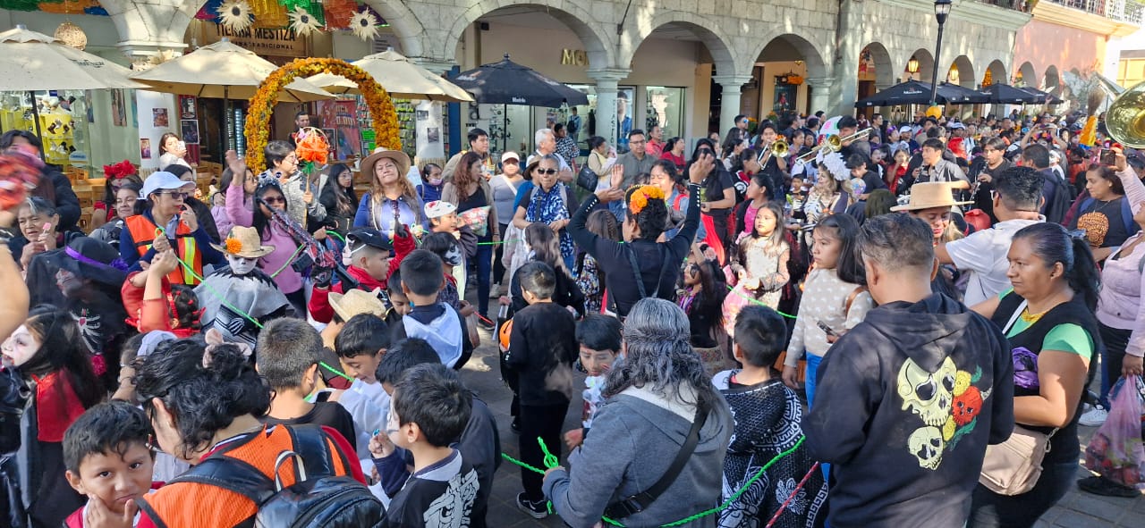 Coloridas comparsas llenan de alegría el Zócalo de Oaxaca