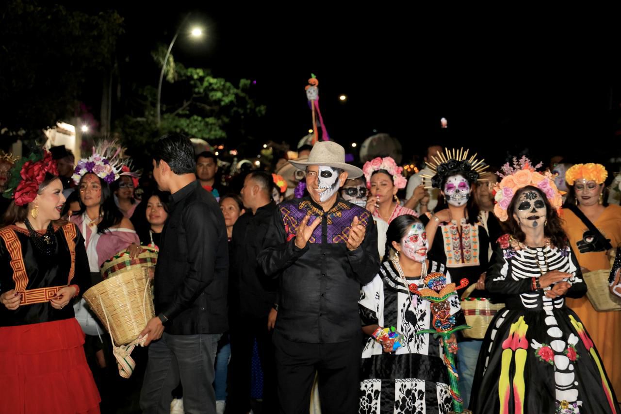 Las calles de Oaxaca se llenan de vida con la Gran Comparsa del Día de Muertos