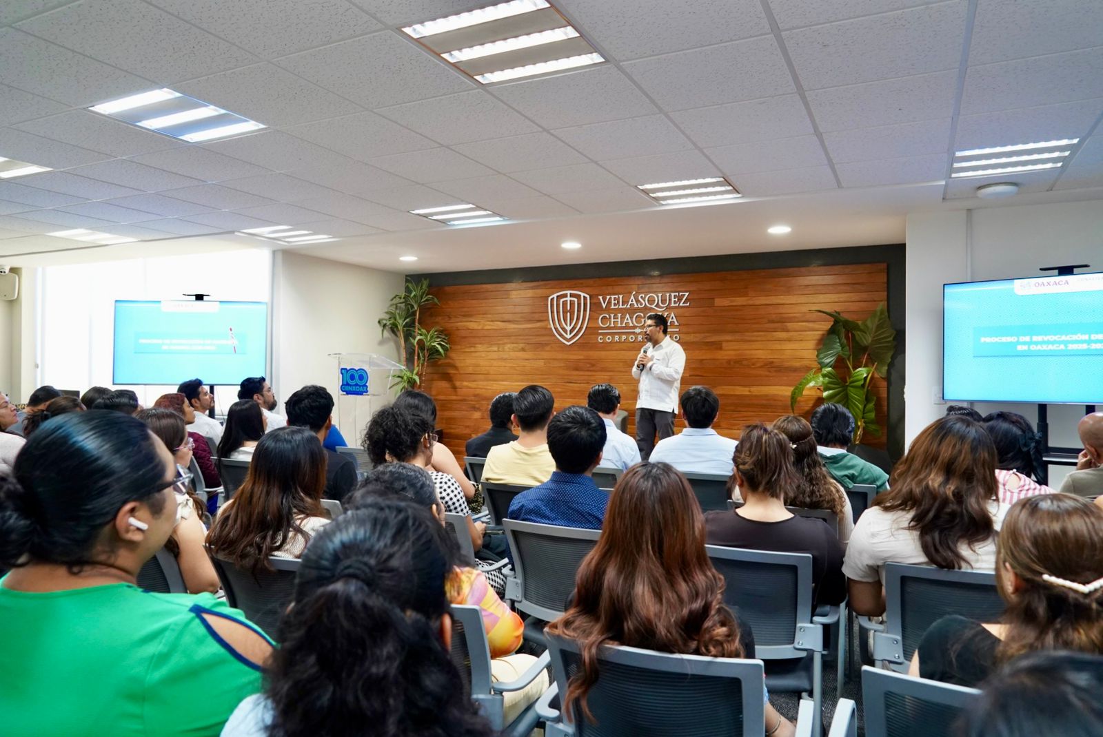 Universitarios participan en el conversatorio “¿Mandato revocable? El papel de las juventudes en el control del poder”