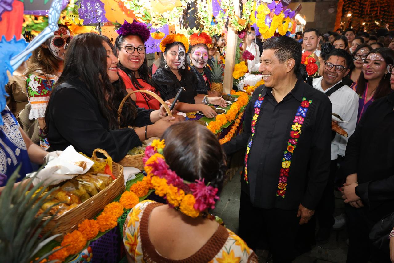 Festeja Oaxaca el Día de Muertos con Verbena Popular Xandú en el Zócalo capitalino