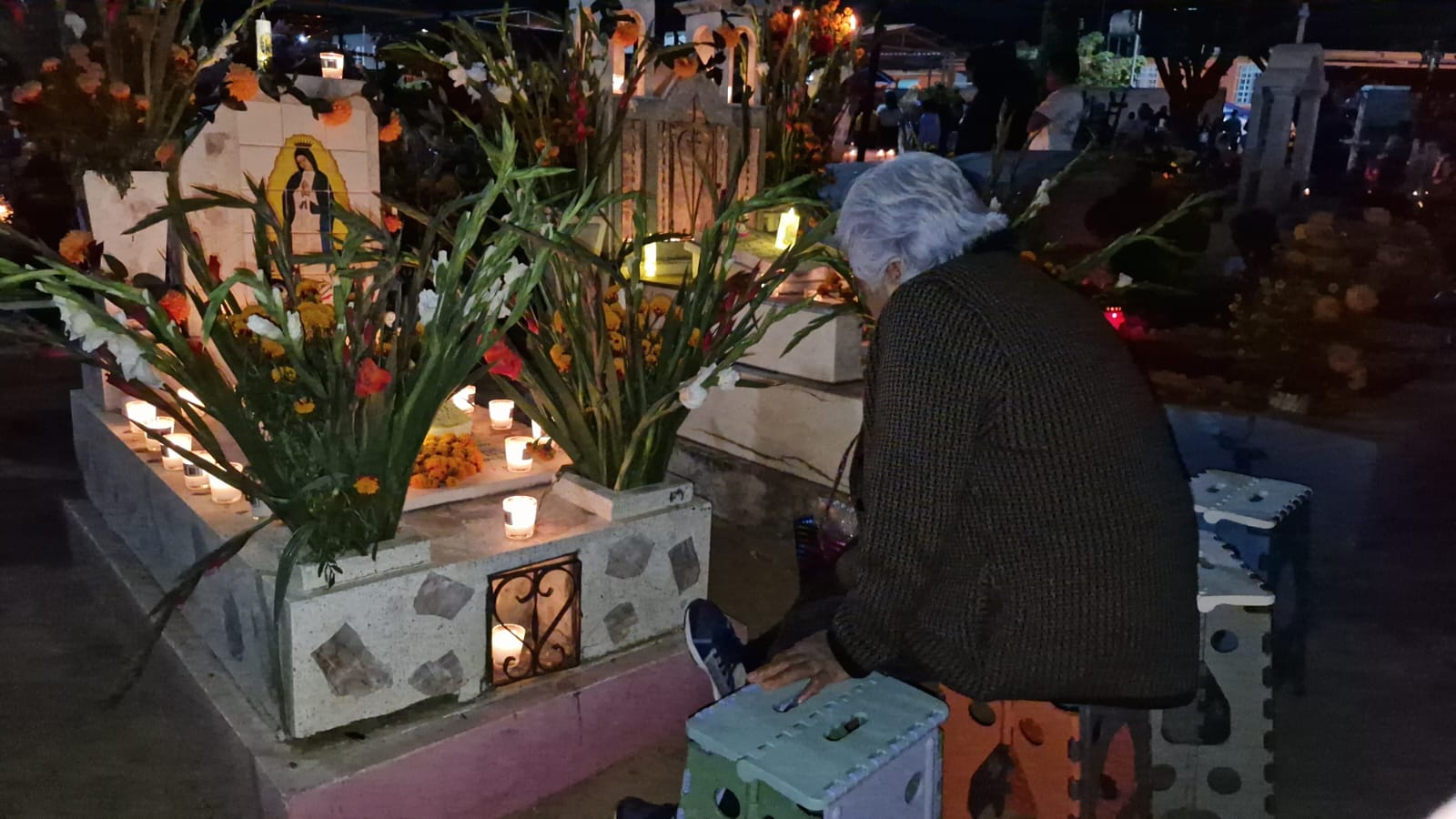 Tradicional vela en el Panteón Mictlancíhuatl, en Xoxocotlán