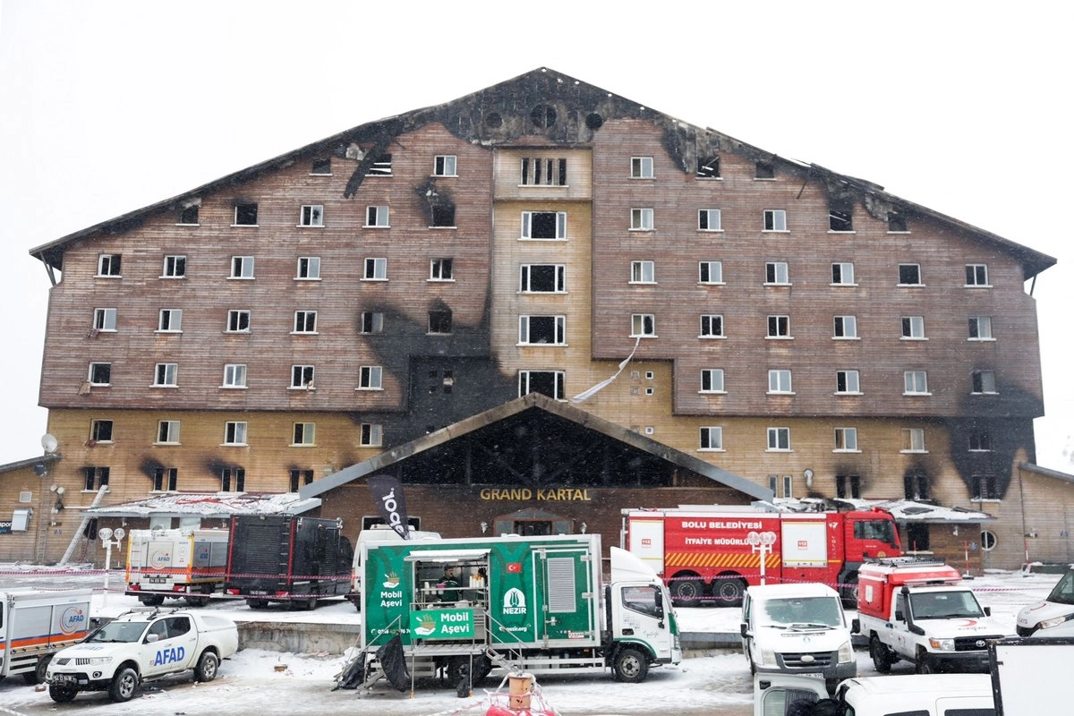 Condenan a cadena perpetua a once por incendio letal en hotel turco