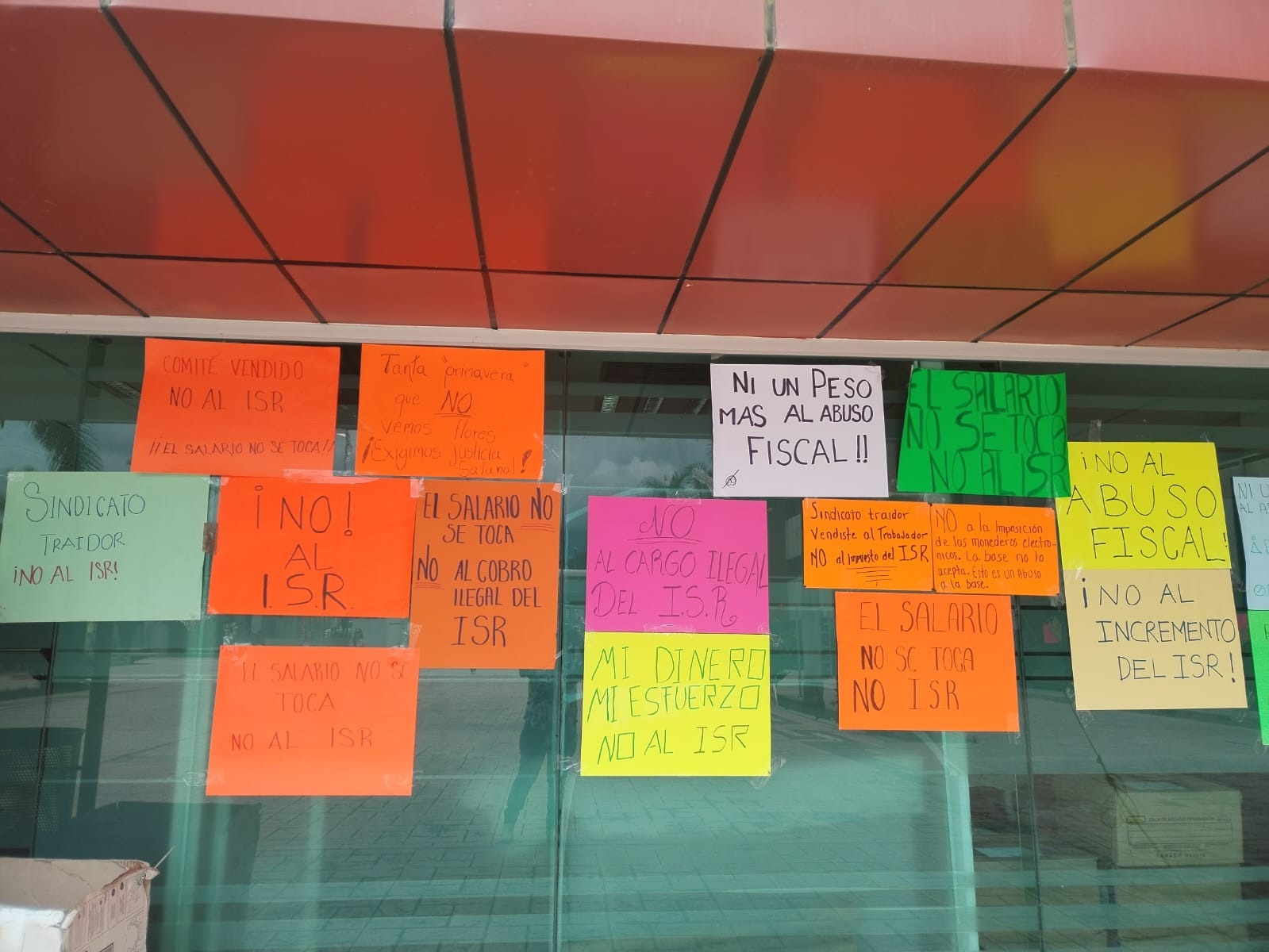 Protestan trabajadores en Ciudad Administrativa; piden freno al ISR
